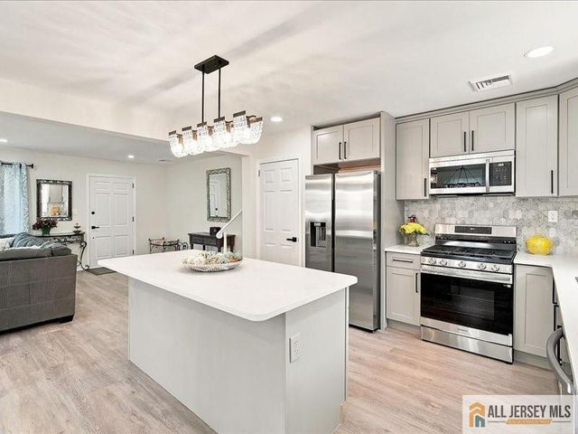 13 Glencourt Avenue, Edison, NJ 08837