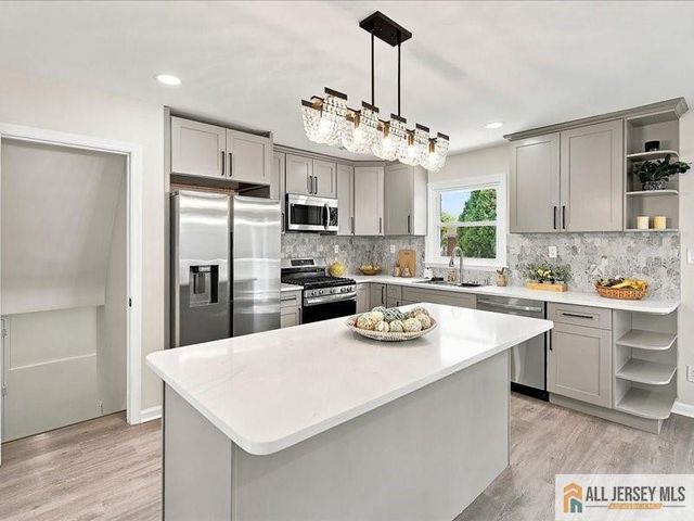 13 Glencourt Avenue, Edison, NJ 08837