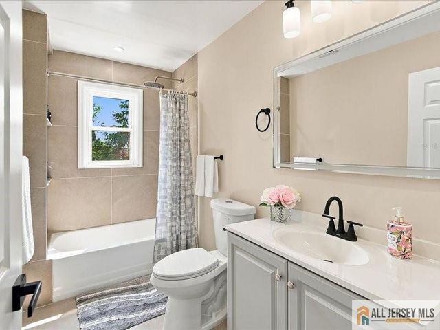 13 Glencourt Avenue, Edison, NJ 08837