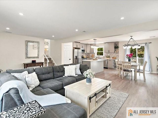 13 Glencourt Avenue, Edison, NJ 08837