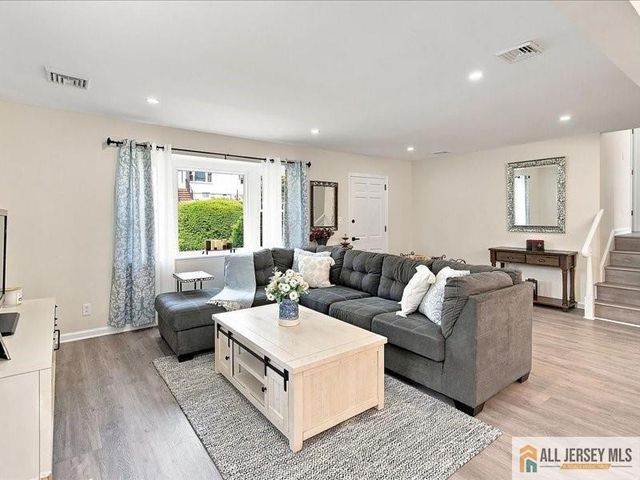 13 Glencourt Avenue, Edison, NJ 08837