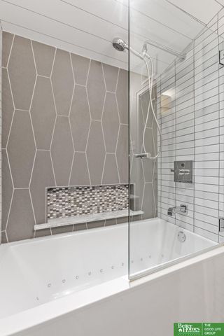 4250 William Street, Omaha, NE 68105