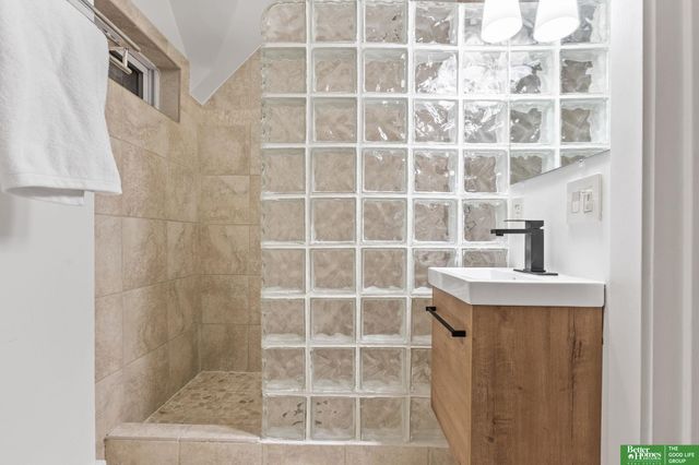 4250 William Street, Omaha, NE 68105