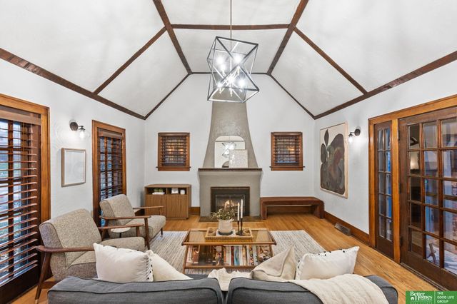 4250 William Street, Omaha, NE 68105