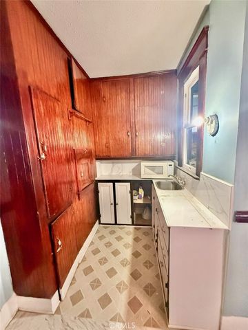 860 W 54th, Los Angeles, CA 90037