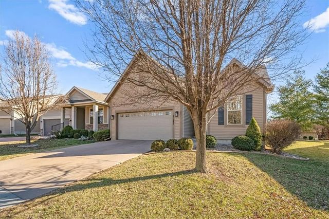 9047 Meadow View Drive, Lenexa, KS 66227