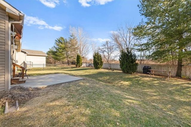 9047 Meadow View Drive, Lenexa, KS 66227