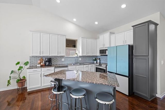 9047 Meadow View Drive, Lenexa, KS 66227