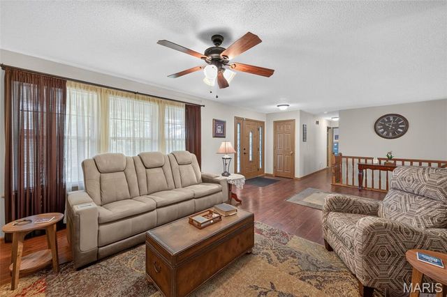 2101 Deer Run Meadows, Troy, MO 63379
