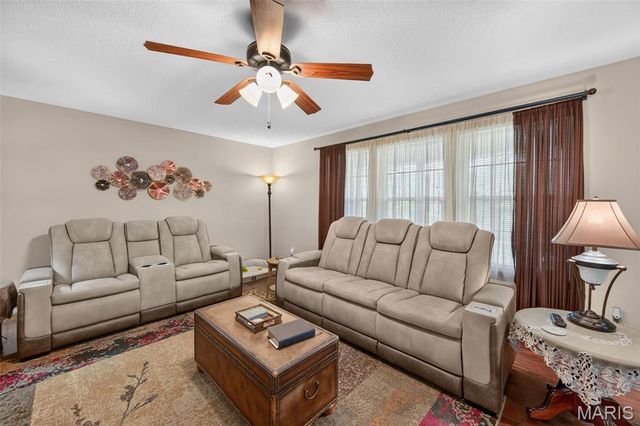 2101 Deer Run Meadows, Troy, MO 63379