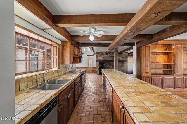1739 E LUKE Avenue, Phoenix, AZ 85016