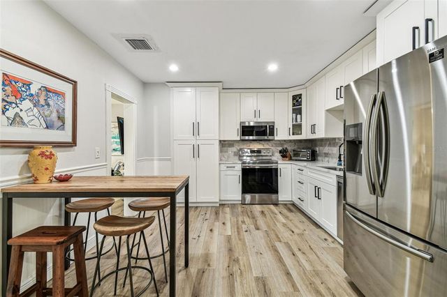 610 N WOODLYNNE AVENUE, Tampa, FL 33609
