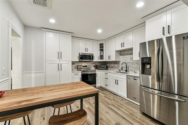 610 N WOODLYNNE AVENUE, Tampa, FL 33609