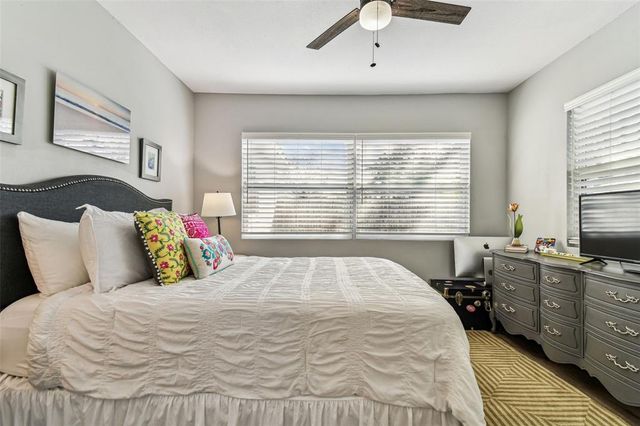 610 N WOODLYNNE AVENUE, Tampa, FL 33609