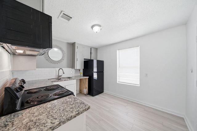 5330 Pershing Street, Houston, TX 77033