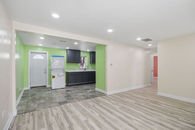 9804 S Maplewood Avenue, Evergreen Park, IL 60805