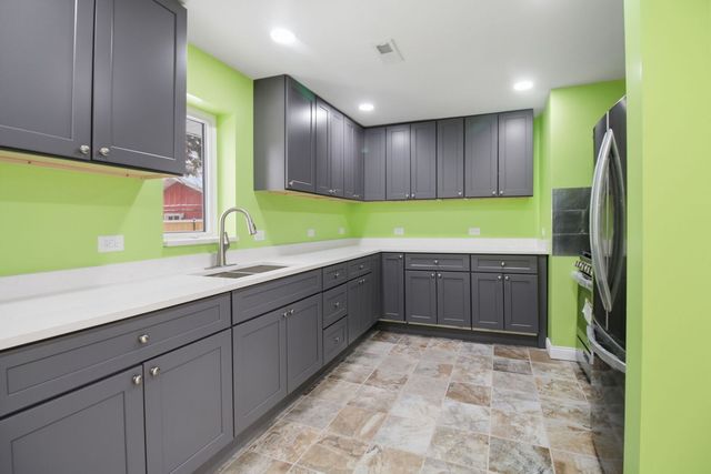 9804 S Maplewood Avenue, Evergreen Park, IL 60805