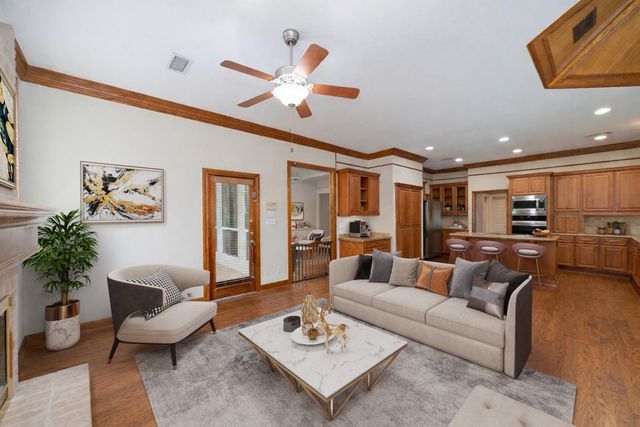 10 E Rock Wing Place, The Woodlands, TX 77381