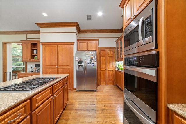 10 E Rock Wing Place, The Woodlands, TX 77381