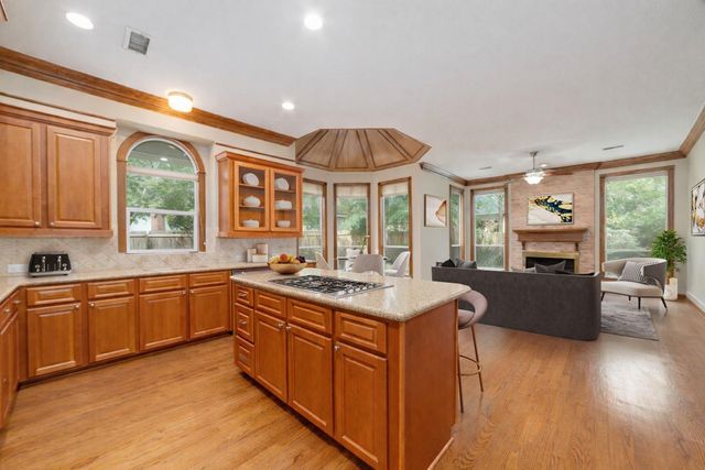 10 E Rock Wing Place, The Woodlands, TX 77381