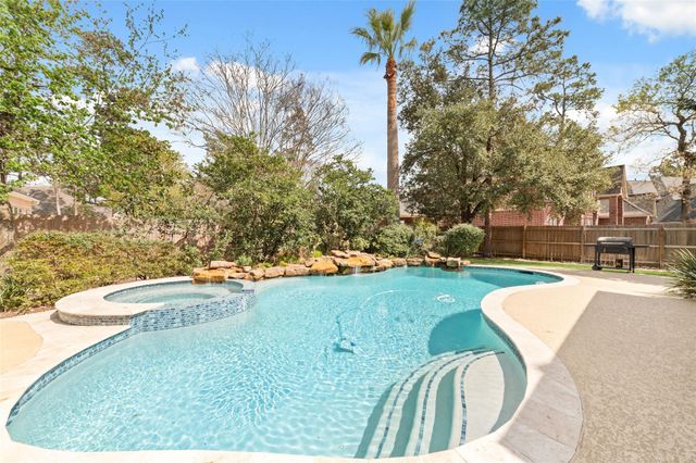 10 E Rock Wing Place, The Woodlands, TX 77381