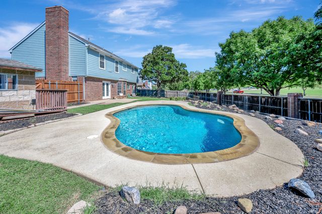 8000 Crazy Horse Lane, Fort Worth, TX 76137