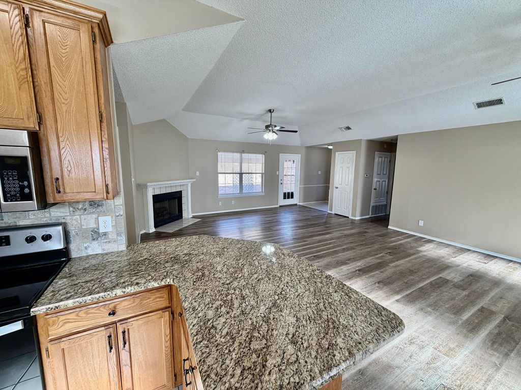 Image 4 of property listing at 3040 Laurel Oak Drive, San Angelo, TX 76904
