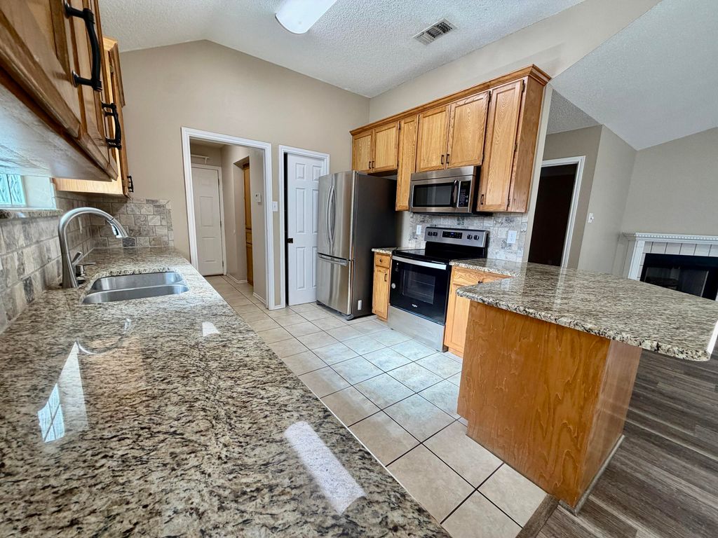 Image 6 of property listing at 3040 Laurel Oak Drive, San Angelo, TX 76904