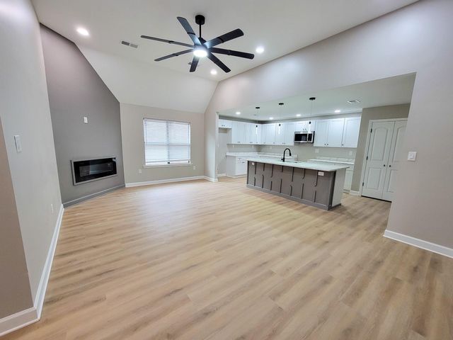 21 W VAN HUESEN DR, Memphis, TN 38109