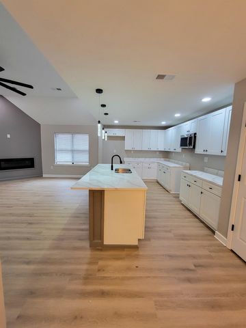 21 W VAN HUESEN DR, Memphis, TN 38109