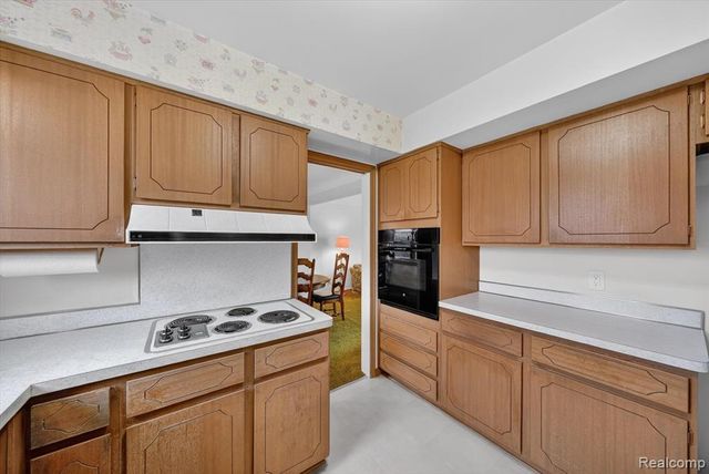 21520 Goethe Ave, Grosse Pointe Woods, MI 48236