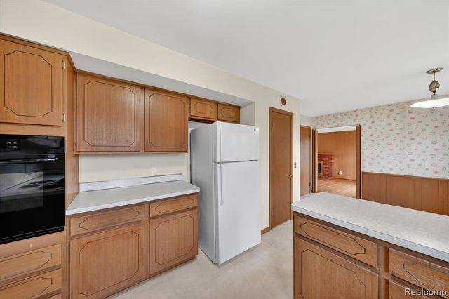 21520 Goethe Ave, Grosse Pointe Woods, MI 48236