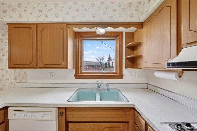 21520 Goethe Ave, Grosse Pointe Woods, MI 48236