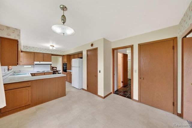 21520 Goethe Ave, Grosse Pointe Woods, MI 48236