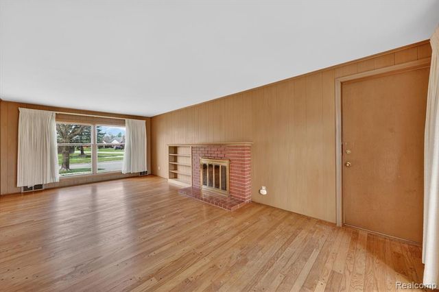 21520 Goethe Ave, Grosse Pointe Woods, MI 48236