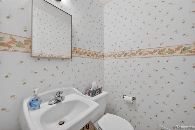 21520 Goethe Ave, Grosse Pointe Woods, MI 48236