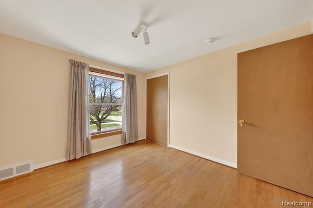 21520 Goethe Ave, Grosse Pointe Woods, MI 48236