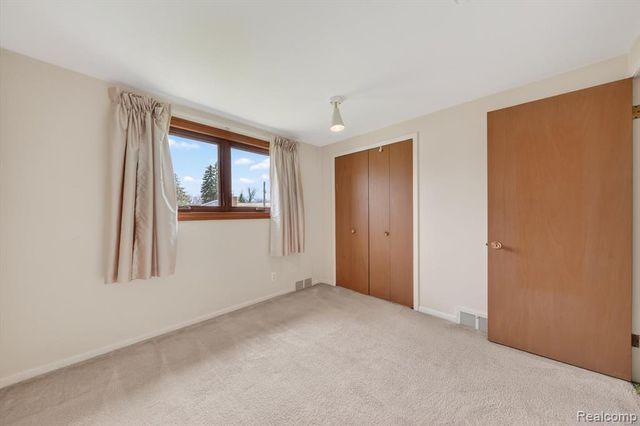 21520 Goethe Ave, Grosse Pointe Woods, MI 48236