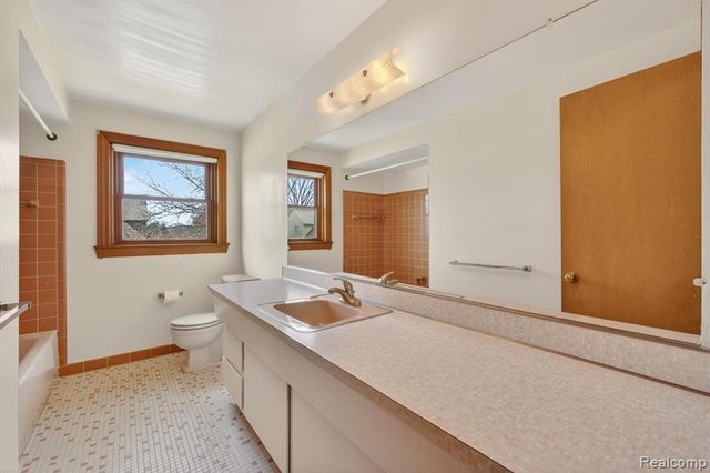 21520 Goethe Ave, Grosse Pointe Woods, MI 48236