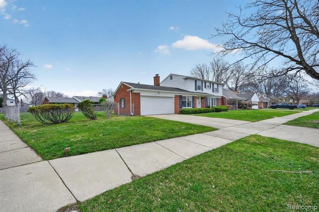 21520 Goethe Ave, Grosse Pointe Woods, MI 48236