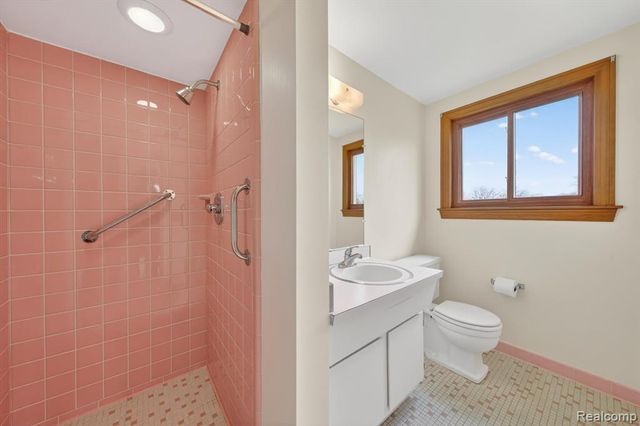 21520 Goethe Ave, Grosse Pointe Woods, MI 48236