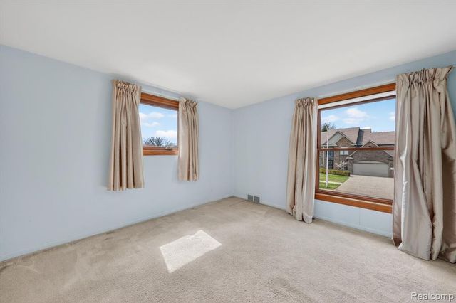 21520 Goethe Ave, Grosse Pointe Woods, MI 48236