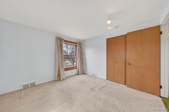 21520 Goethe Ave, Grosse Pointe Woods, MI 48236