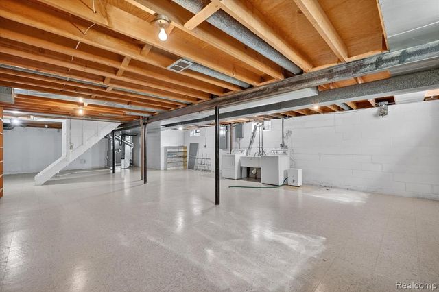 21520 Goethe Ave, Grosse Pointe Woods, MI 48236