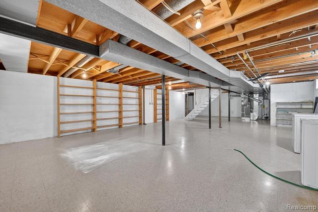 21520 Goethe Ave, Grosse Pointe Woods, MI 48236