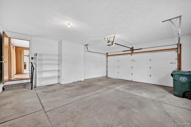 21520 Goethe Ave, Grosse Pointe Woods, MI 48236