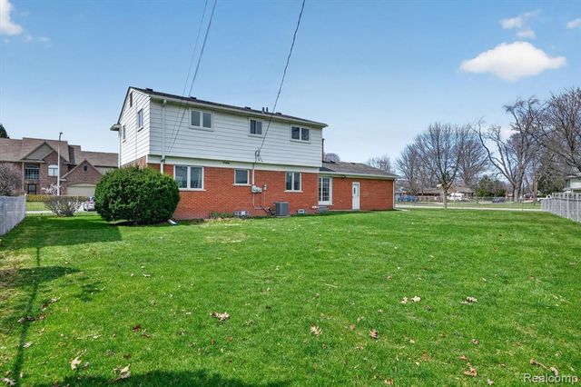 21520 Goethe Ave, Grosse Pointe Woods, MI 48236