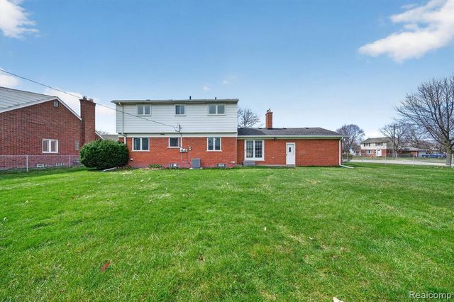 21520 Goethe Ave, Grosse Pointe Woods, MI 48236