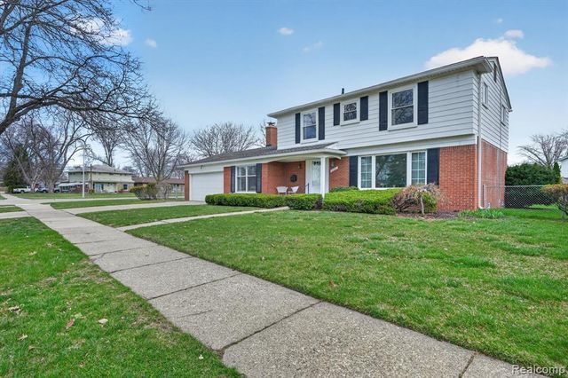 21520 Goethe Ave, Grosse Pointe Woods, MI 48236
