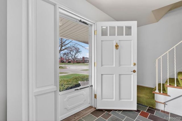 21520 Goethe Ave, Grosse Pointe Woods, MI 48236